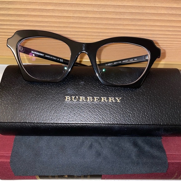 BURBERRY unique eyeglasses - Picture 3 of 3